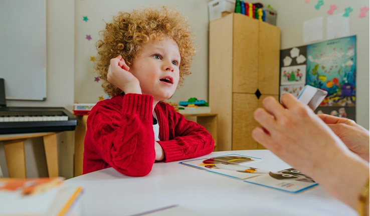 تصویر اصلی مقاله ی " دیر حرف زدن کودک: دلایل و روش های درمان "